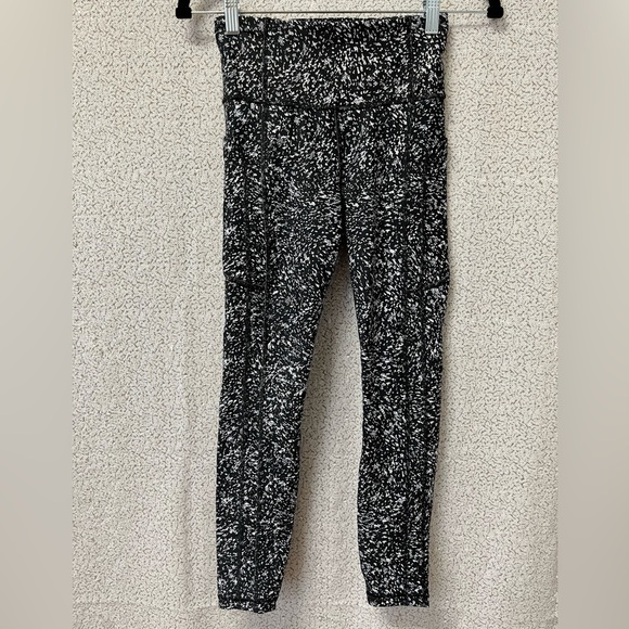Athleta ULTIMATE STASH HIGH RISE 7/8 LEGGING black & white pattern | size XS - Picture 1 of 7